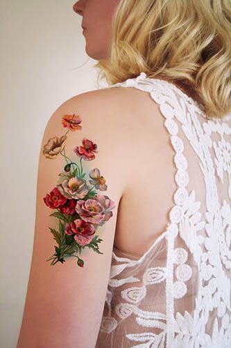 Tetovējums ziedi. Melnbaltas skices, krāsotas uz rokas, atslēgas kaula, kājas, augšstilba.