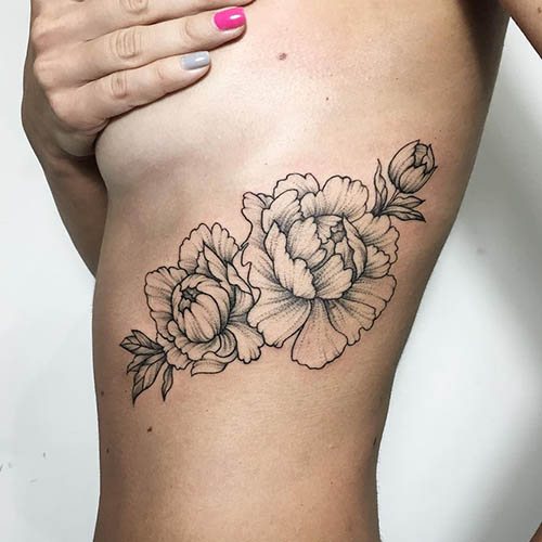 Tatuagem de flores. Esboços de preto e branco, coloridos no braço, clavícula, perna, coxa