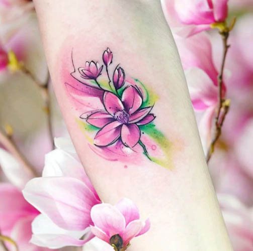Tetovanie kvetov. Čiernobiele náčrty, farebné na ruke, kľúčnej kosti, nohe, stehne