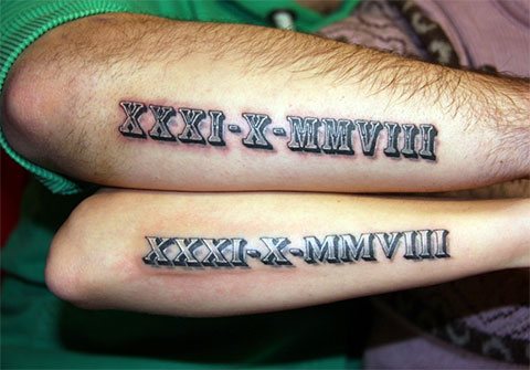 Tatuare la data di nascita del bambino in numeri romani