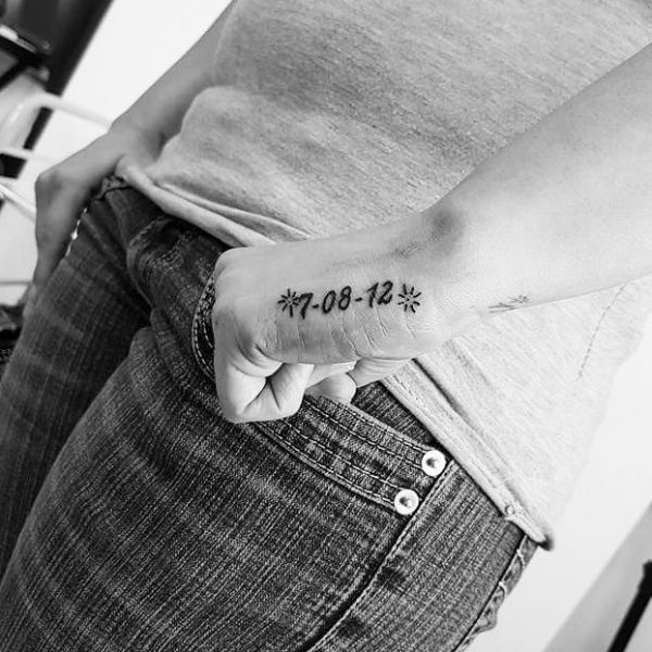 Ημερομηνία τατουάζ στο χέρι