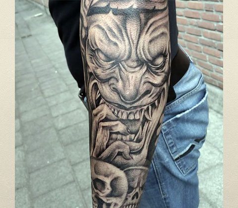 Tattoo demon bij de hand