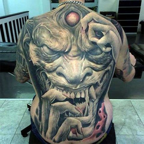 Tattoo af dæmon på ryggen - foto