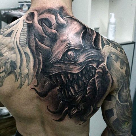 Tatuagem do demónio nas costas