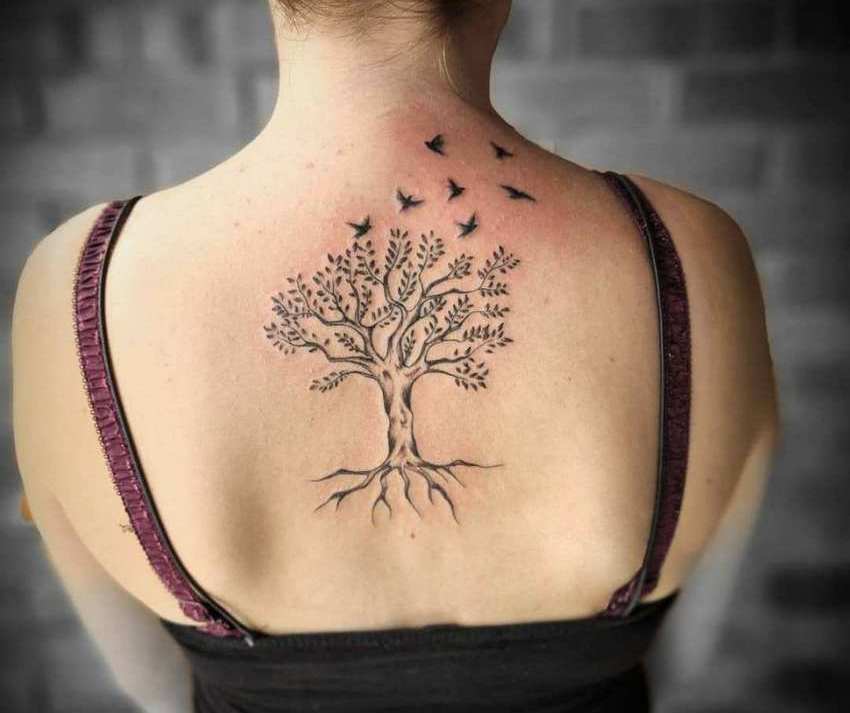Tatuaggio dell'albero della vita e degli uccelli sulla schiena