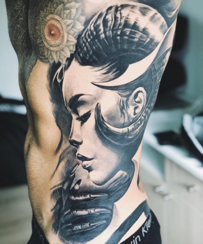 Κορίτσι με τατουάζ στα πλευρά