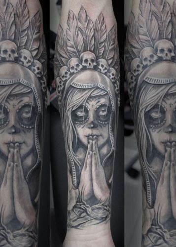 Tetovanie dievčaťa s krížom