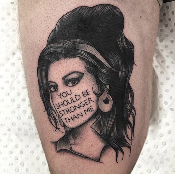 Tattoo meisje met schrijven op haar gezicht
