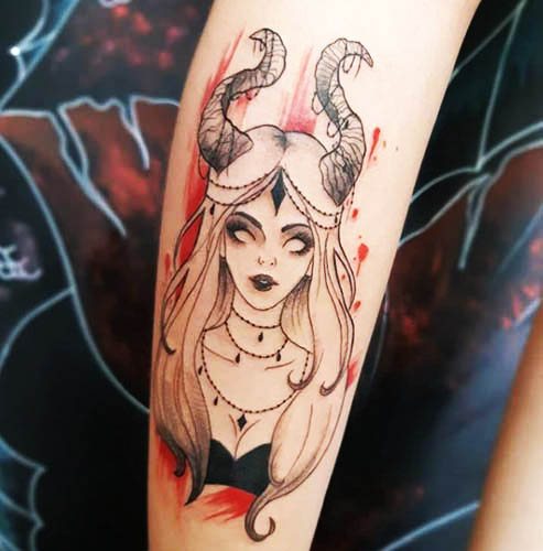 Κορίτσι με τατουάζ και κέρατα. Σκίτσα, έννοια