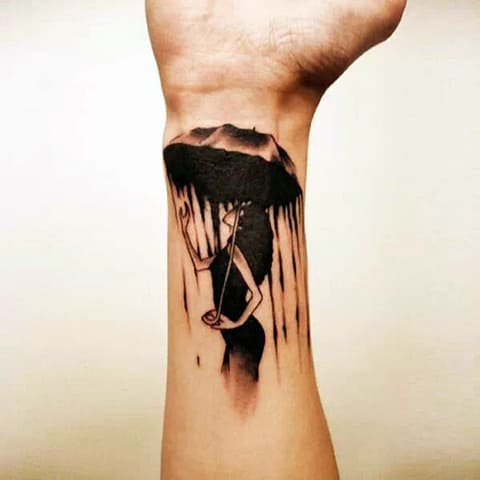 Tetoválás lány esernyővel a csuklóján