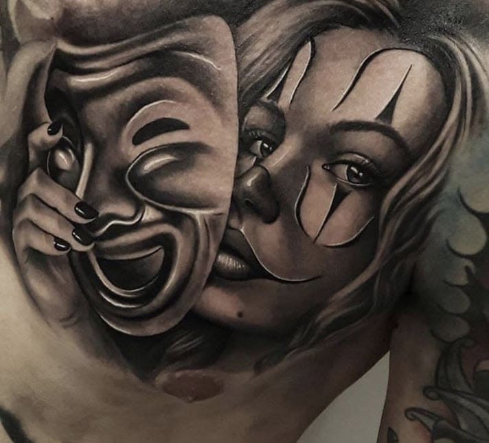 Rapariga tatuada com uma máscara