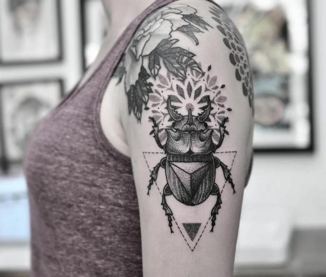 Tatuaj fată Beetle
