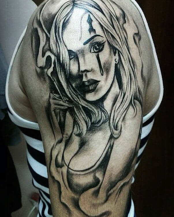 Tatuiruotė mergina ant peties