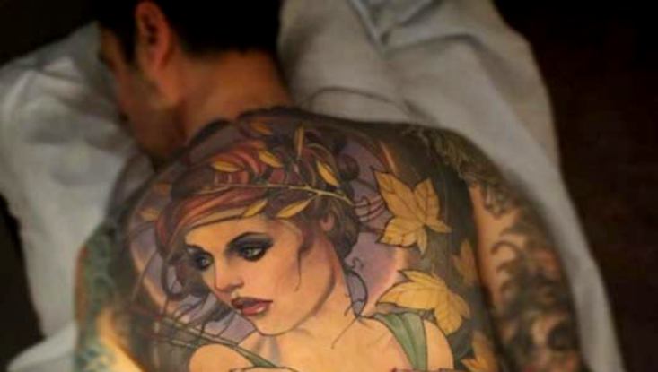 Tattoo piger på underarm for mænd