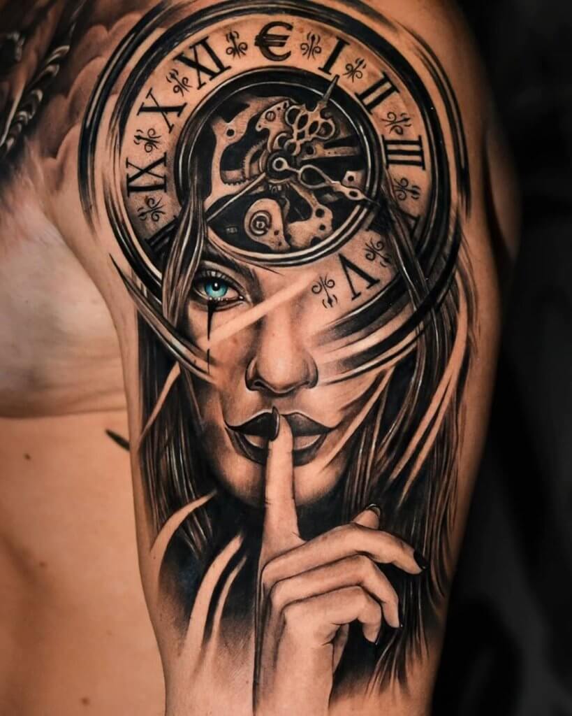 Tatuiruota mergina su laikrodžiu ant peties