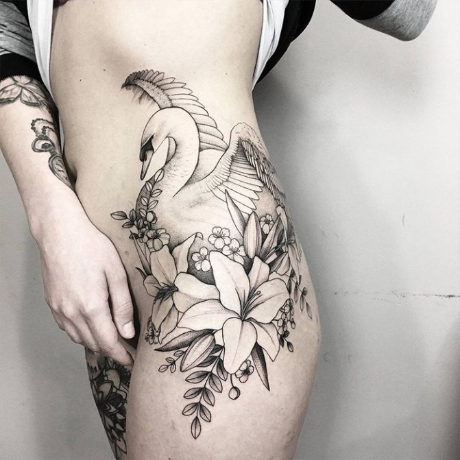 Tetovējums meitenēm Gulbju lilija uz augšstilba