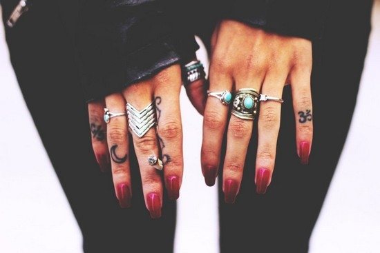 女の子の指に入れるタトゥー