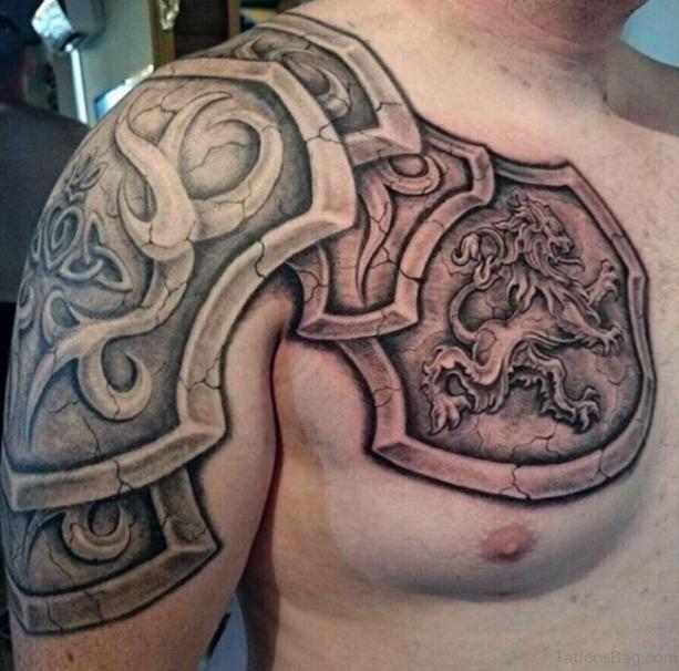Tatuaggio di un'armatura sulla spalla