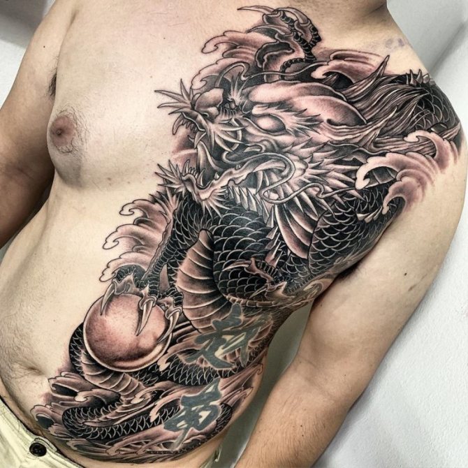 Татуировка дракон на гърдите