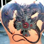 Δράκος με τατουάζ στην καμπίνα του Τατουάζ-77