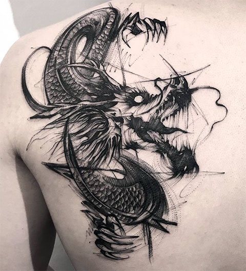 Tatuaggio del drago sulla scapola maschile