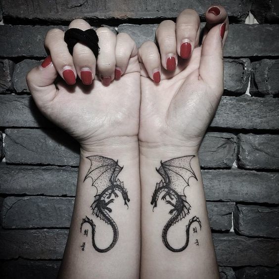 De draak tattoo ziet er erg mooi uit