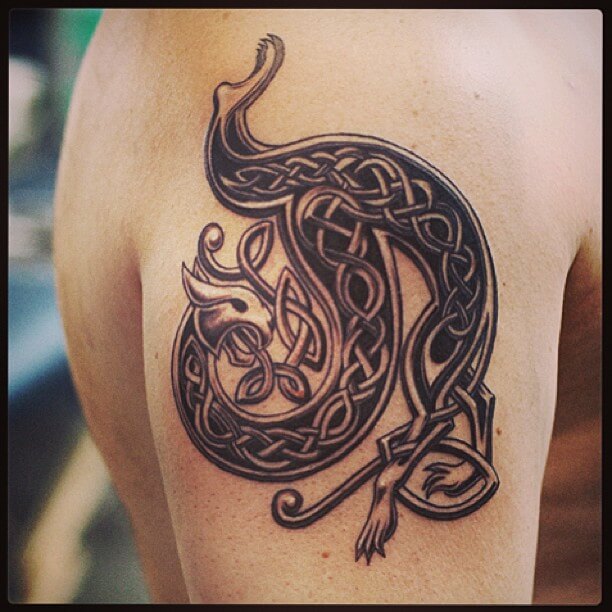 Tetovanie starovekého znamenia na ramene