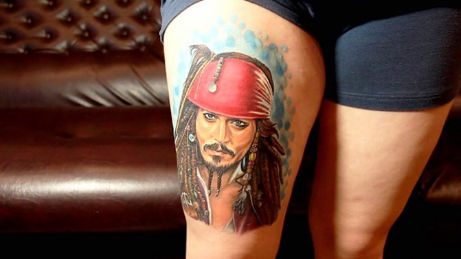 Tetovanie Jacka Sparrowa na ruke, chrbte a ramene. Fotografia, významy