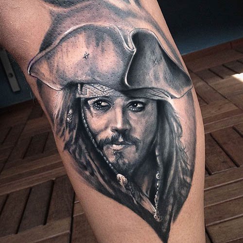 Tatovering af Jack Sparrow på armen, ryggen, skulderen. Baggrundsbillede, betydninger