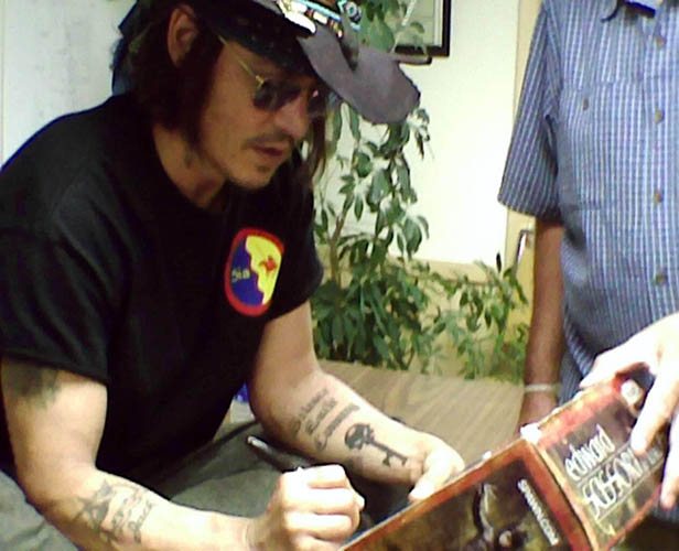 Johnny Depp tetoválás. Képek a karján, hátán, kezén
