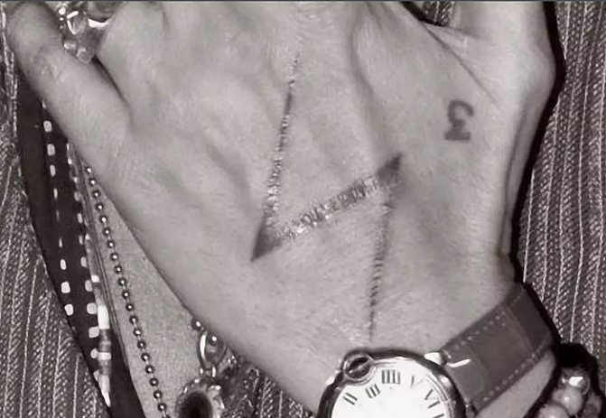 Johnny Depp tetoválás. Képek a karon, háton, kézen