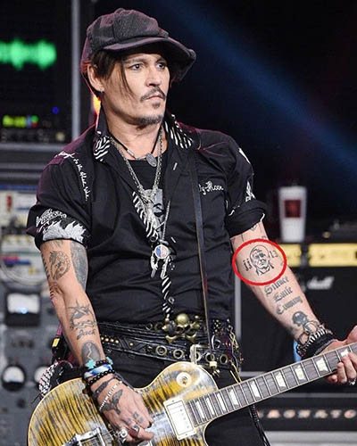 ジョニー・デップのタトゥー 腕、背中、手に描かれた絵