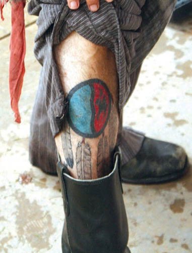 ジョニー・デップのタトゥー 腕、背中、手に描かれた写真