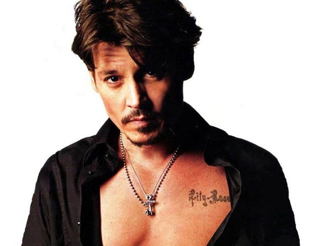 Johnny Depp tetoválás. Képek a karján, hátán, kezén
