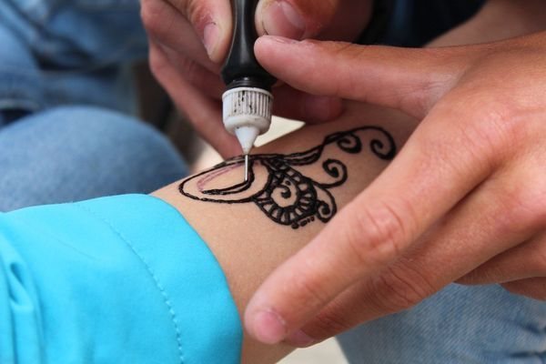 Tatuagem temática egípcia para homens e raparigas. Esboços na mão, antebraço, dedos, valores. Foto