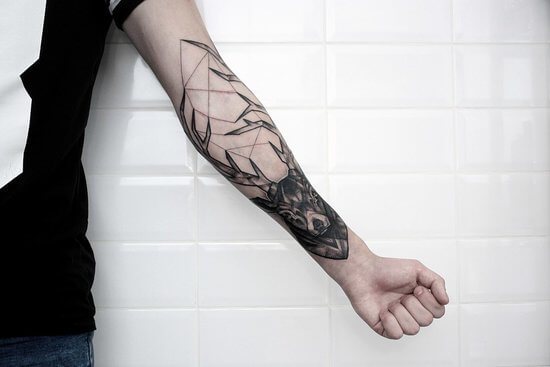 Tetovējums uz apakšdelma vīriešiem melnā un baltā krāsā