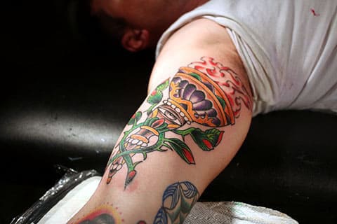 Tatuagem de tocha à mão