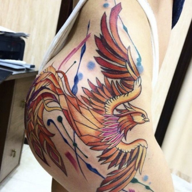 Tattoo phoenix flyvende på hoften