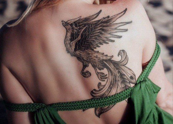 Tatuaj phoenix pe fete înapoi