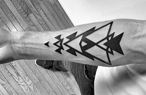 腕に幾何学模様のタトゥー