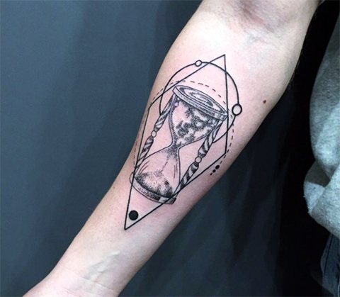 Geometria tatuointi käsivarteen