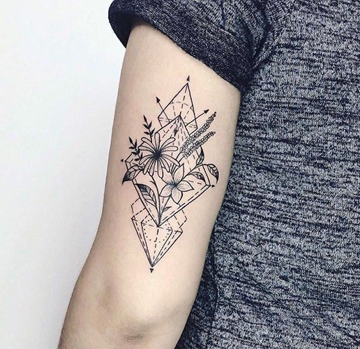 Geometrikus tetoválás a karon. Vázlatok lányoknak, férfiaknak, színes, fekete-fehér
