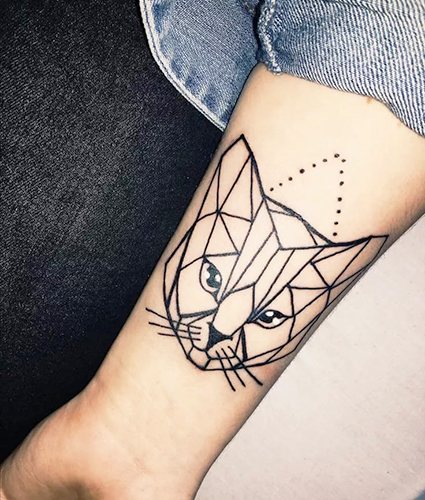 Geometrikus tetoválás a karon. Vázlatok lányoknak, férfiaknak, színes, fekete-fehér