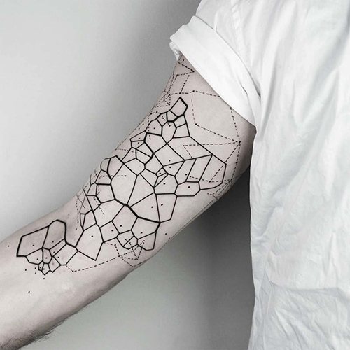 Geometrische tatoeage op de arm. Schetsen voor meisjes, mannen, gekleurd, zwart-wit