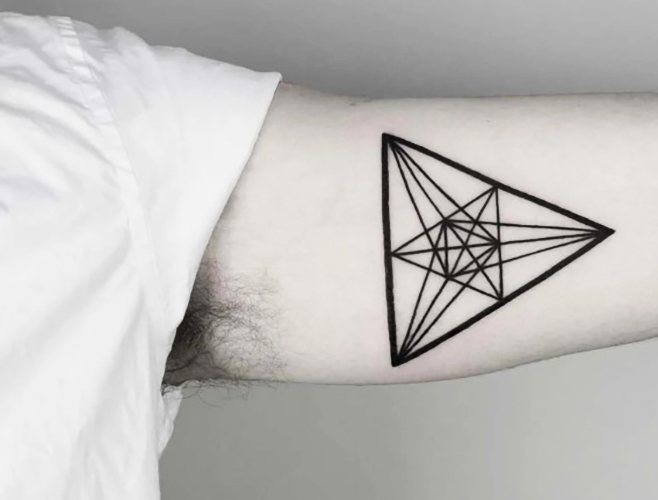 Tattoo geometrie op de arm. Schetsen voor meisjes, mannen, gekleurd, zwart-wit