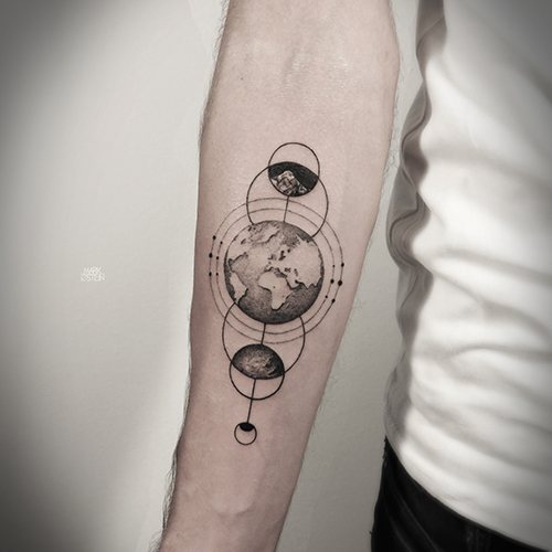 Tatuaj geometric pe braț. Schițe pentru fete, bărbați, color, alb-negru și alb-negru
