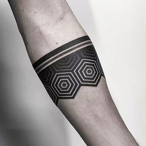 Tatuagem geométrica no braço. Esboços para raparigas, masculino, colorido, preto e branco
