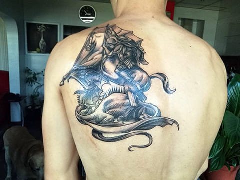 Šventojo Jurgio Nugalėtojo tatuiruotė ant mentės