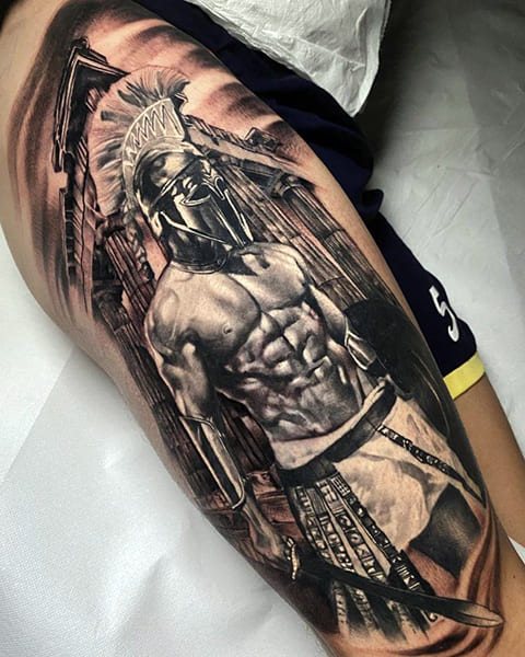 Tatuaj cu un gladiator pe coapsă
