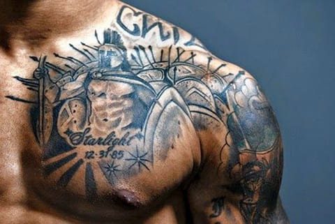 Tatuaggio gladiatore su spalla e petto